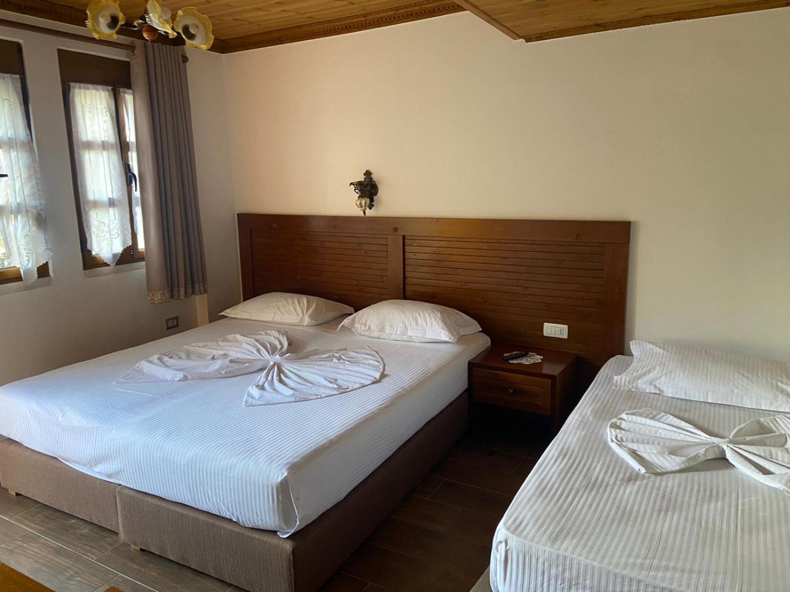 Gjirokastër Boutique Hotel Praga מראה חיצוני תמונה